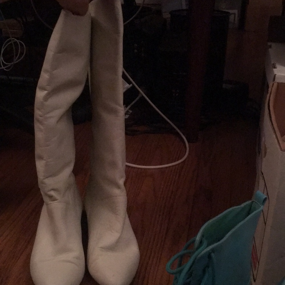 Vintage white leather pointed toe boots